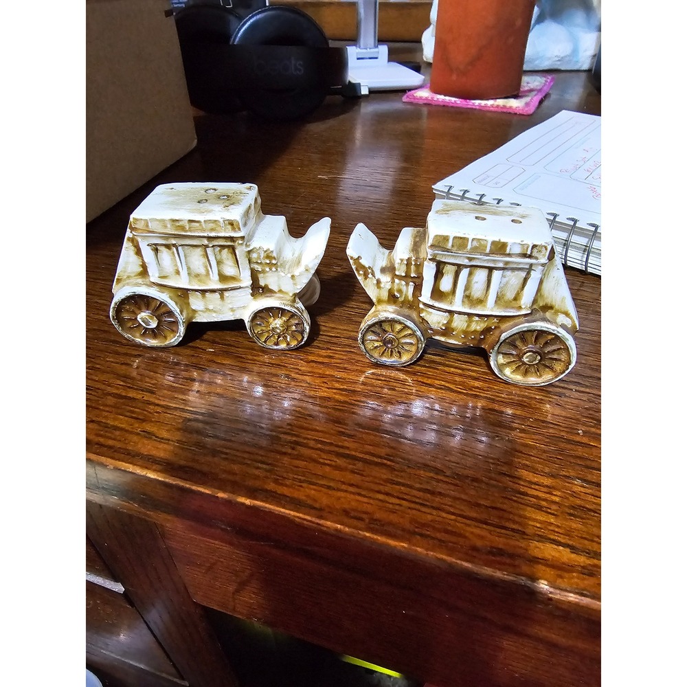 Vintage Stagecoach Salt and Pepper Shakers Ceramic Kitchen Decor Set